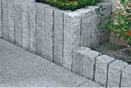 Granit-Palisade, ca. 10 x 10 x 50 cm