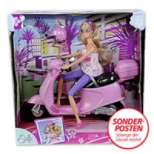 Steffi Love mit Roller