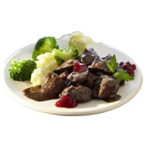 Frischer Hirschgulasch mit Bandnudeln und Birnen-Radicchio-Salat