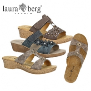 Aktuelle Damen-Sandalen oder -Pantoletten, passend zur sommerlichen Mo