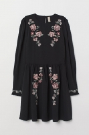  Besticktes Kleid 22.99 €
