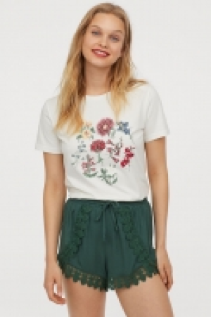  Shorts mit Spitzenborten 12.99 €