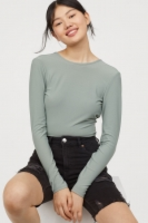  Shirt mit V-Ausschnitt hinten 3.99 €
