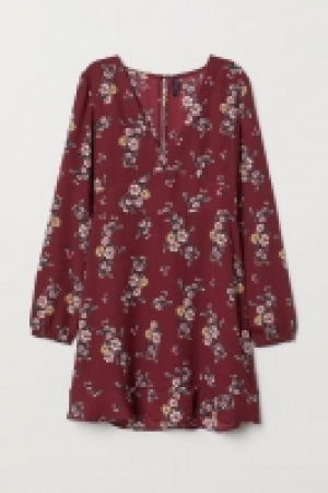  Kleid mit V-Ausschnitt 11.99 €