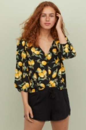  Shorts mit Spitzenborten 8.99 €