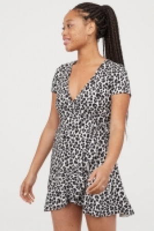  Wickelkleid mit Volant 8.99 €