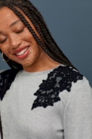  Pullover mit Spitzenverzierung 12.99 €