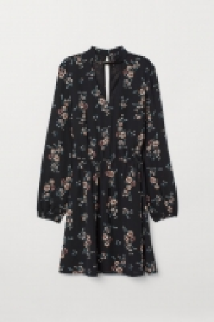  Kleid mit V-Ausschnitt 18.99 €