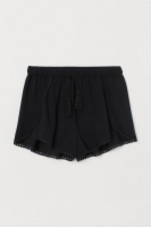  Shorts mit Spitzenborten 10.99 €