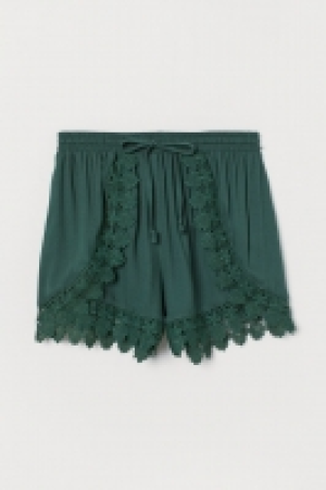  Shorts mit Spitzenborten 13.99 €