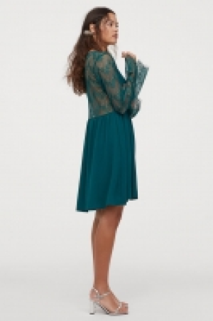  Kurzes Spitzenkleid 14.99 €