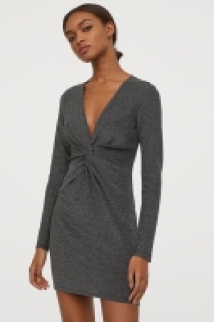  Kleid mit V-Ausschnitt 7.99 €
