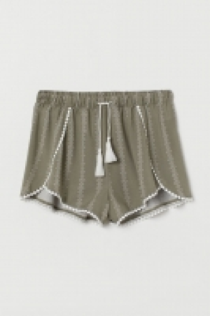 HM   Shorts mit Spitzenborten