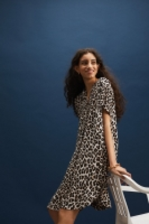 Kleid mit V-Ausschnitt 12.99 €