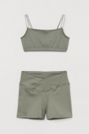 Zweiteiler mit Top und Shorts 7.50 €
