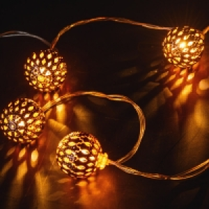 LED-Lichterkette mit Metalldekoration 2.79 €